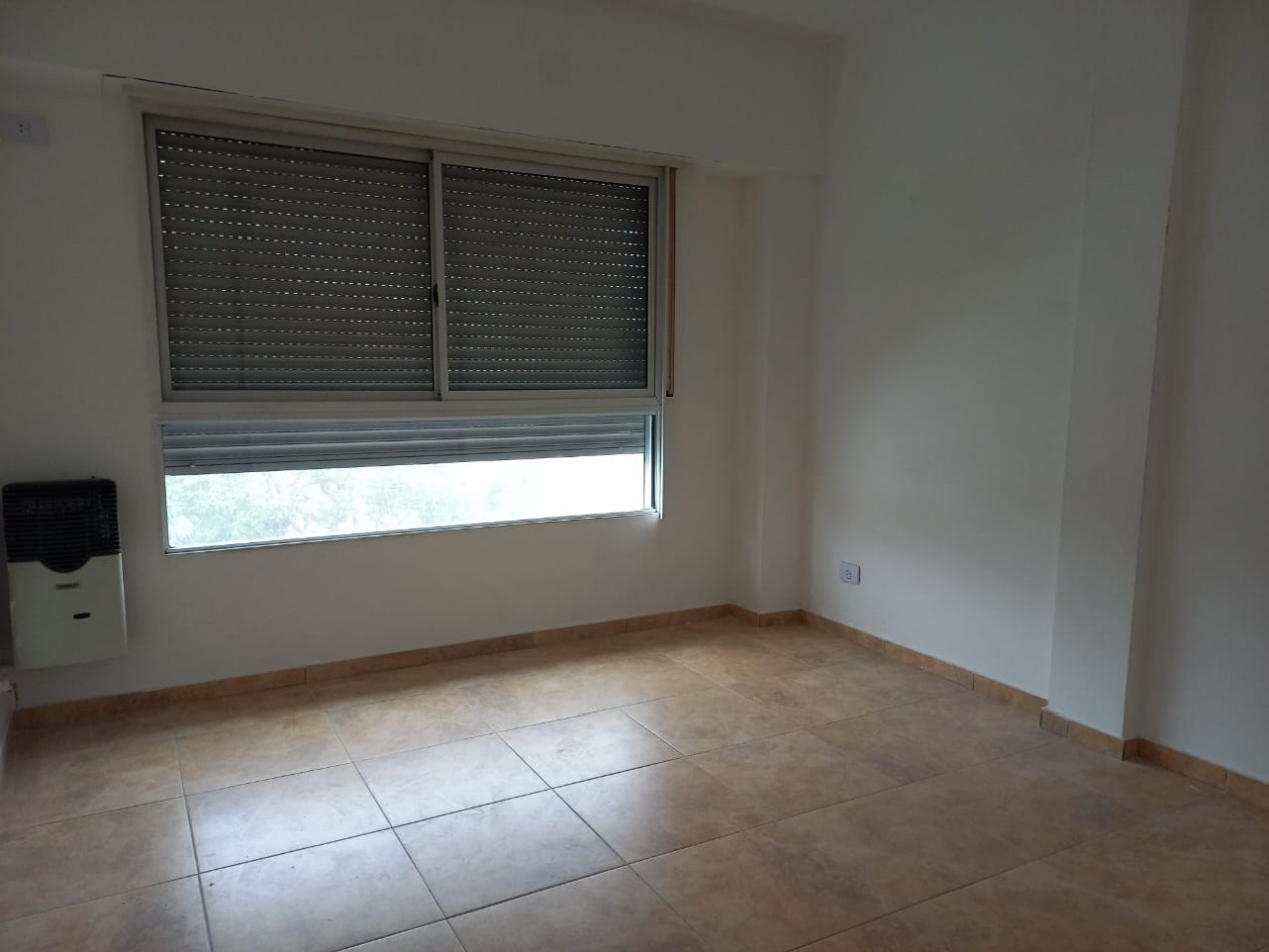 EXCELENTE DPTO 3/4 AMBIENTES CON COCHERA. PATIO/TERRAZA, ZONA COMERCIAL Y ESTACION!!!