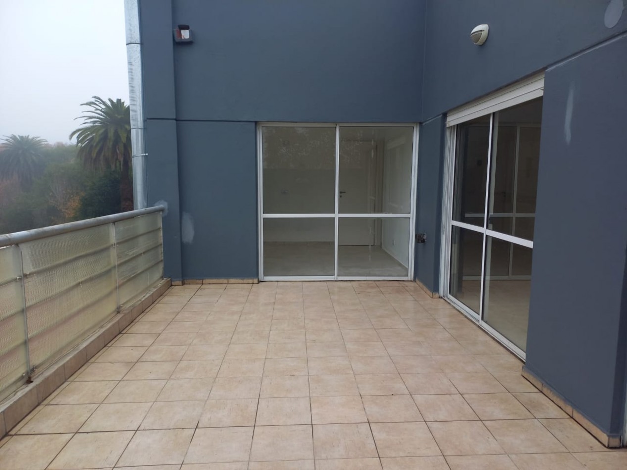 EXCELENTE DPTO 3/4 AMBIENTES CON COCHERA. PATIO/TERRAZA, ZONA COMERCIAL Y ESTACION!!!