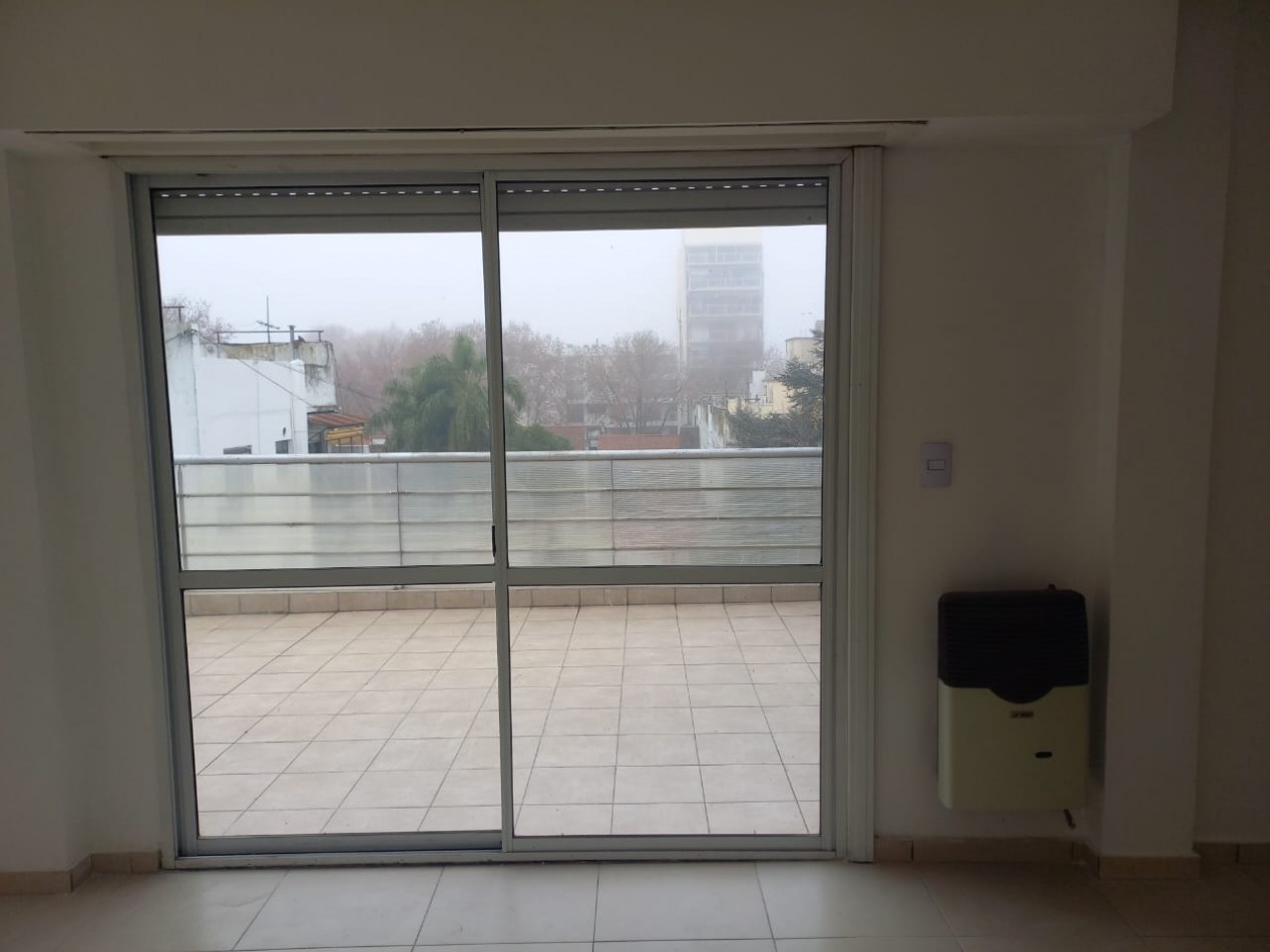 EXCELENTE DPTO 3/4 AMBIENTES CON COCHERA. PATIO/TERRAZA, ZONA COMERCIAL Y ESTACION!!!