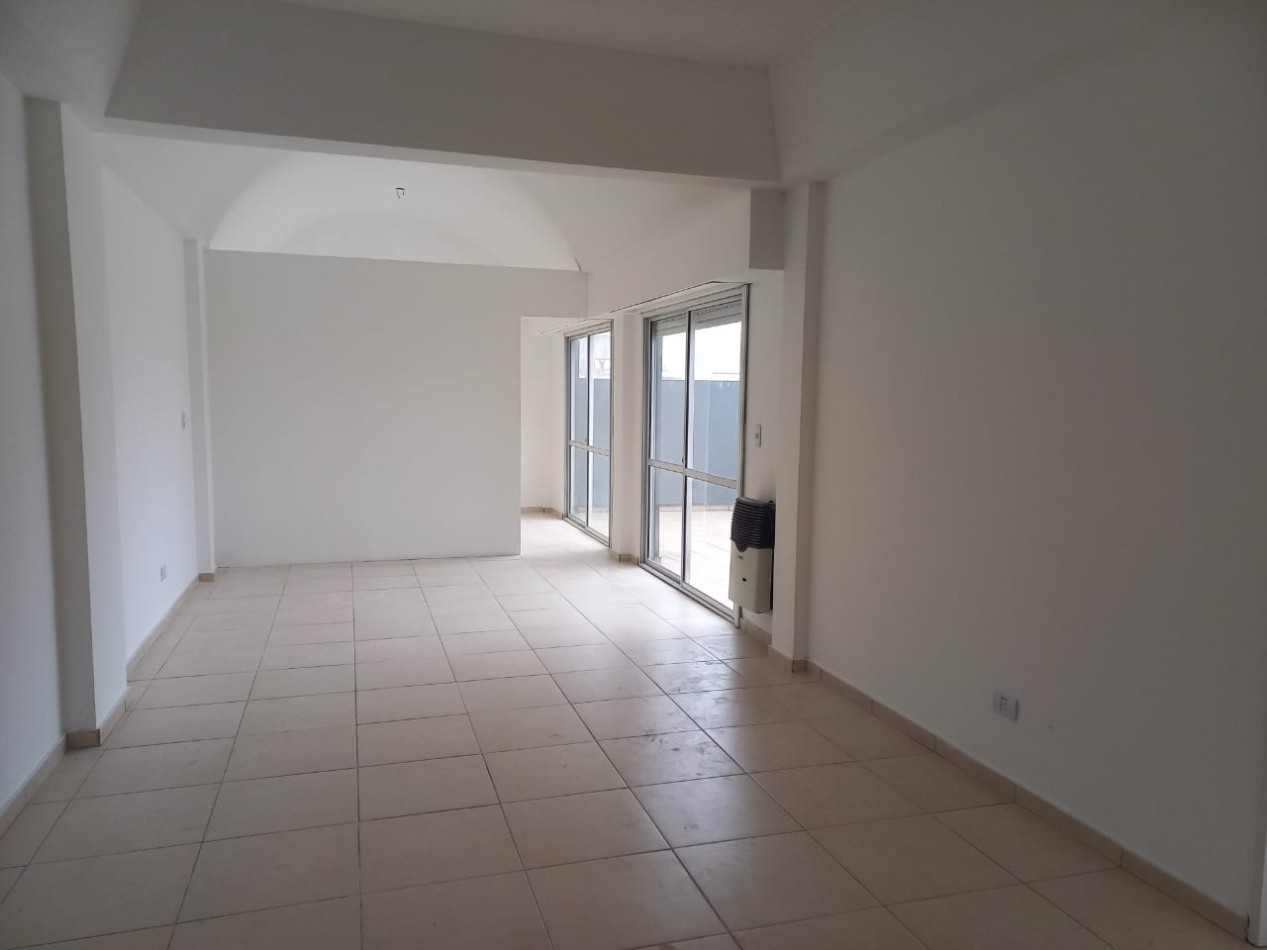 EXCELENTE DPTO 3/4 AMBIENTES CON COCHERA. PATIO/TERRAZA, ZONA COMERCIAL Y ESTACION!!!