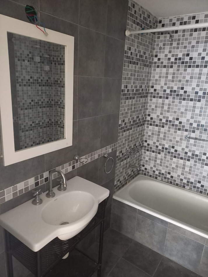 EXCELENTE DPTO 3/4 AMBIENTES CON COCHERA. PATIO/TERRAZA, ZONA COMERCIAL Y ESTACION!!!
