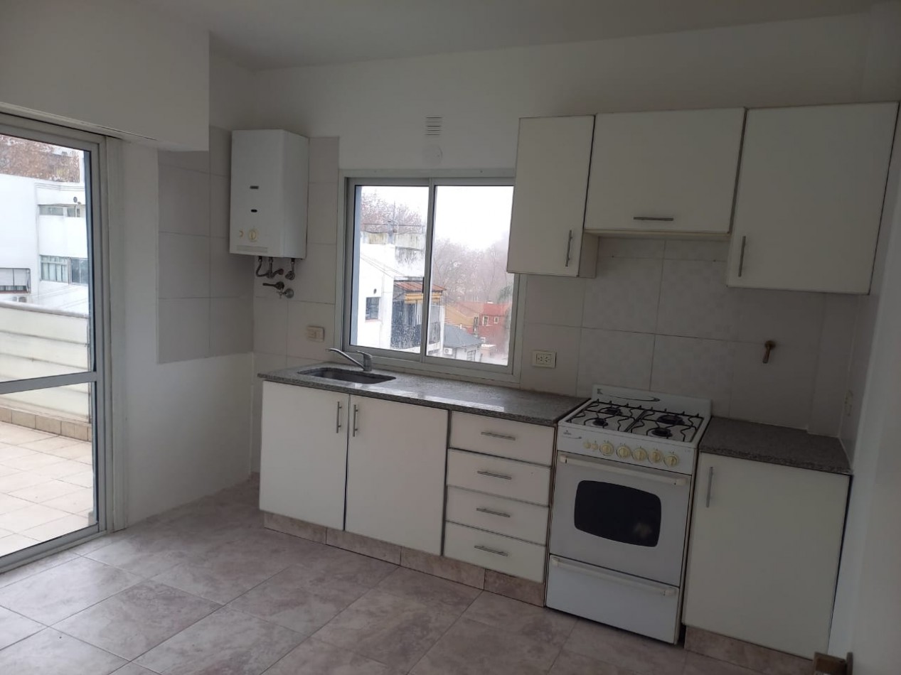 EXCELENTE DPTO 3/4 AMBIENTES CON COCHERA. PATIO/TERRAZA, ZONA COMERCIAL Y ESTACION!!!