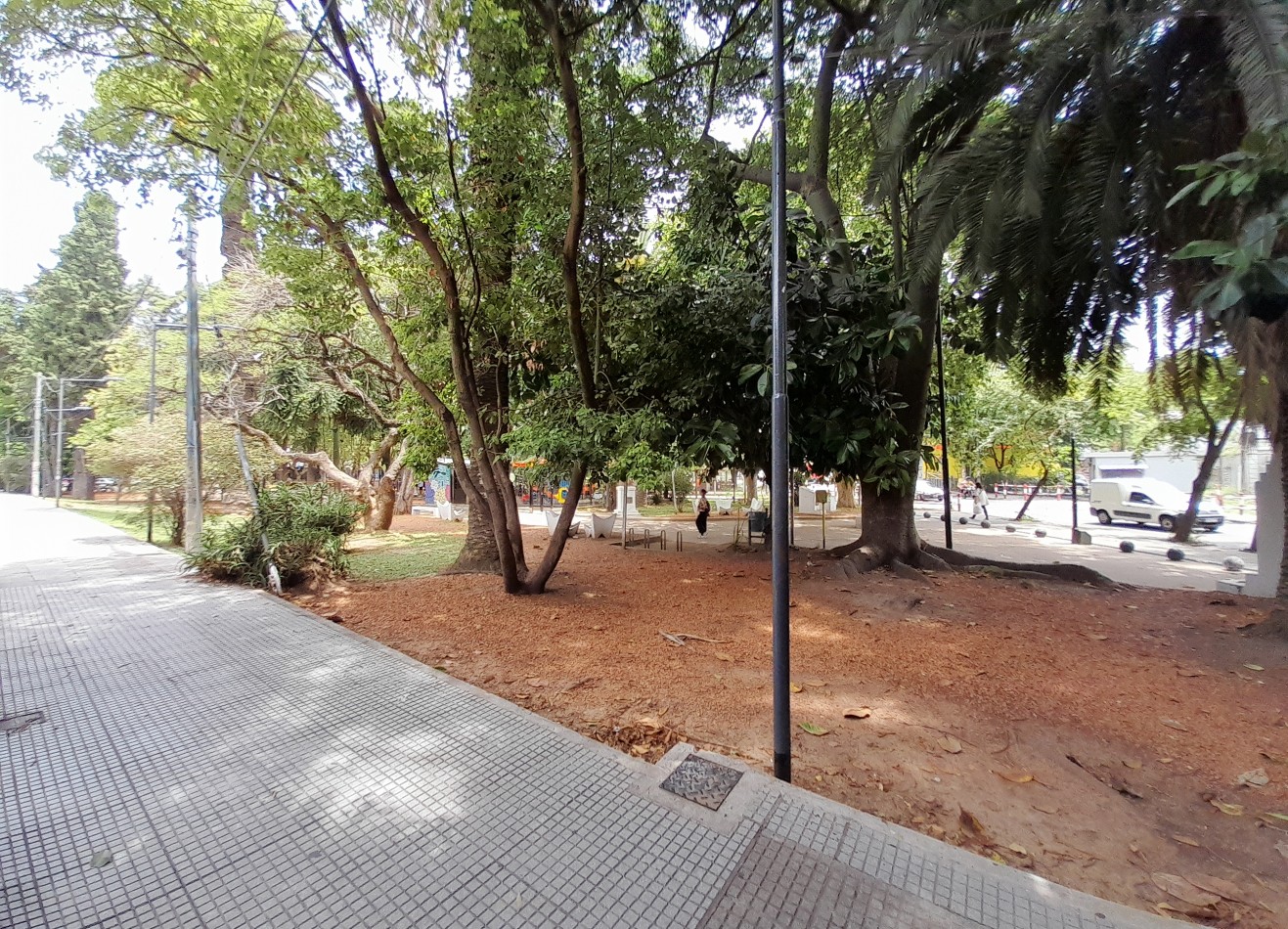 EXCELENTE DPTO 3/4 AMBIENTES CON COCHERA. PATIO/TERRAZA, ZONA COMERCIAL Y ESTACION!!!