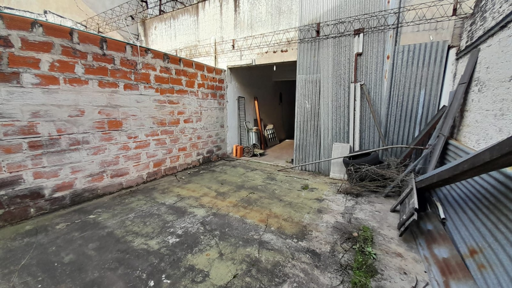 CONSULTORIO/OFICINA/PH PB AL FRENTE 2 AMB CON 2 PATIOS + DEPOSITO/COCHERAS.