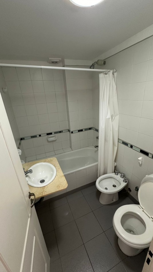 Departamento en Alquiler. Inmejorable ubicacion. Con balcon y cochera