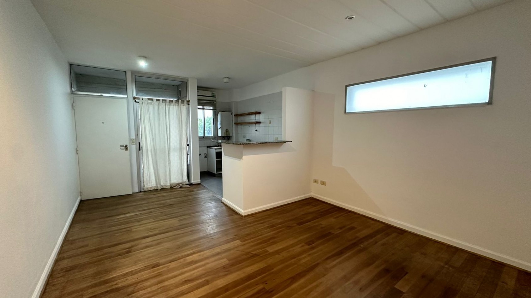 Departamento en Alquiler. Inmejorable ubicacion. Con balcon y cochera