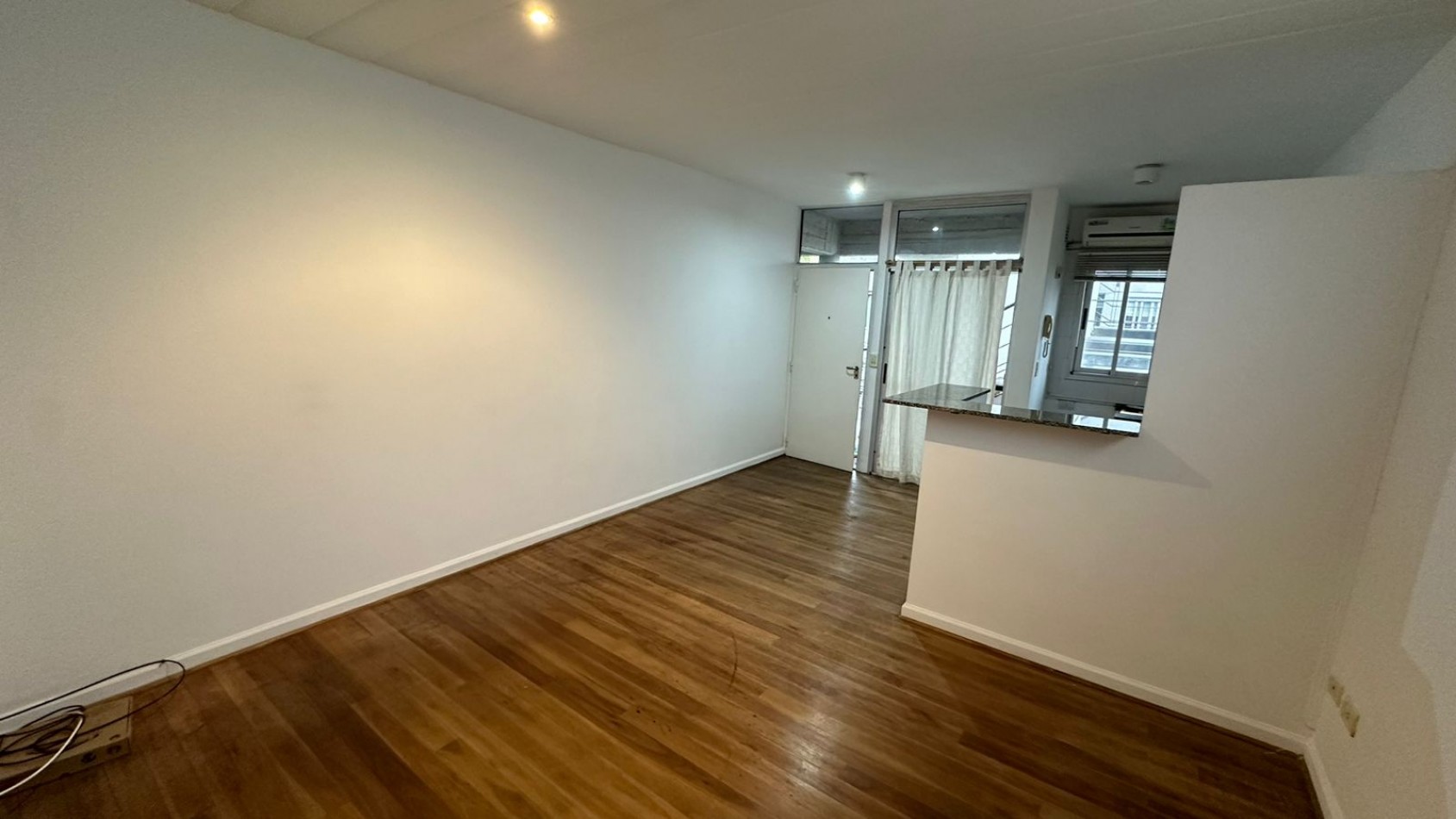 Departamento en Alquiler. Inmejorable ubicacion. Con balcon y cochera