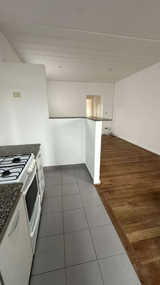 Departamento en Alquiler. Inmejorable ubicacion. Con balcon y cochera