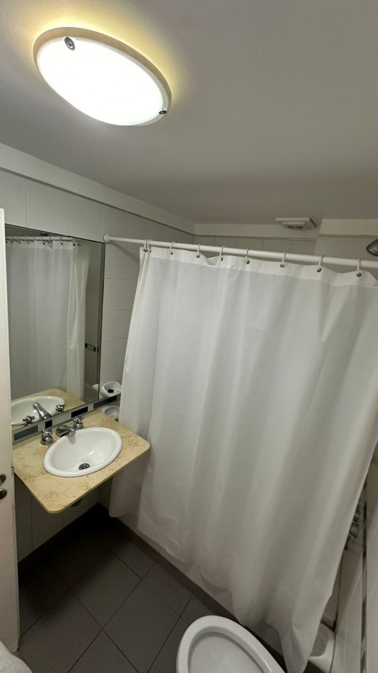 Departamento en Alquiler. Inmejorable ubicacion. Con balcon y cochera