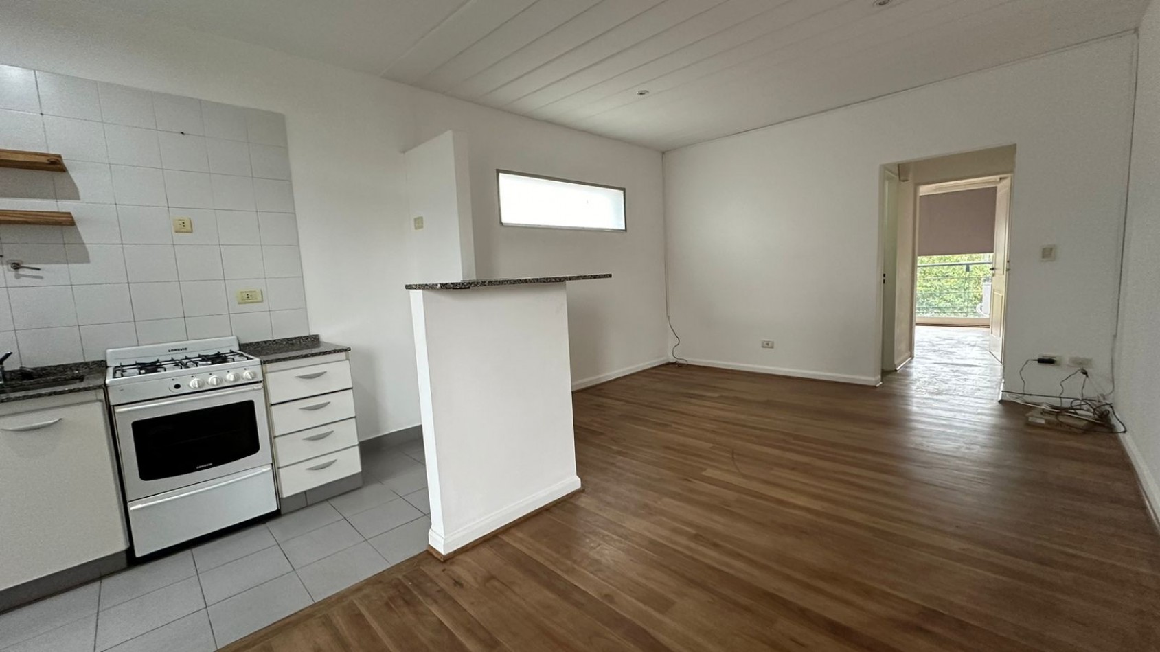 Departamento en Alquiler. Inmejorable ubicacion. Con balcon y cochera