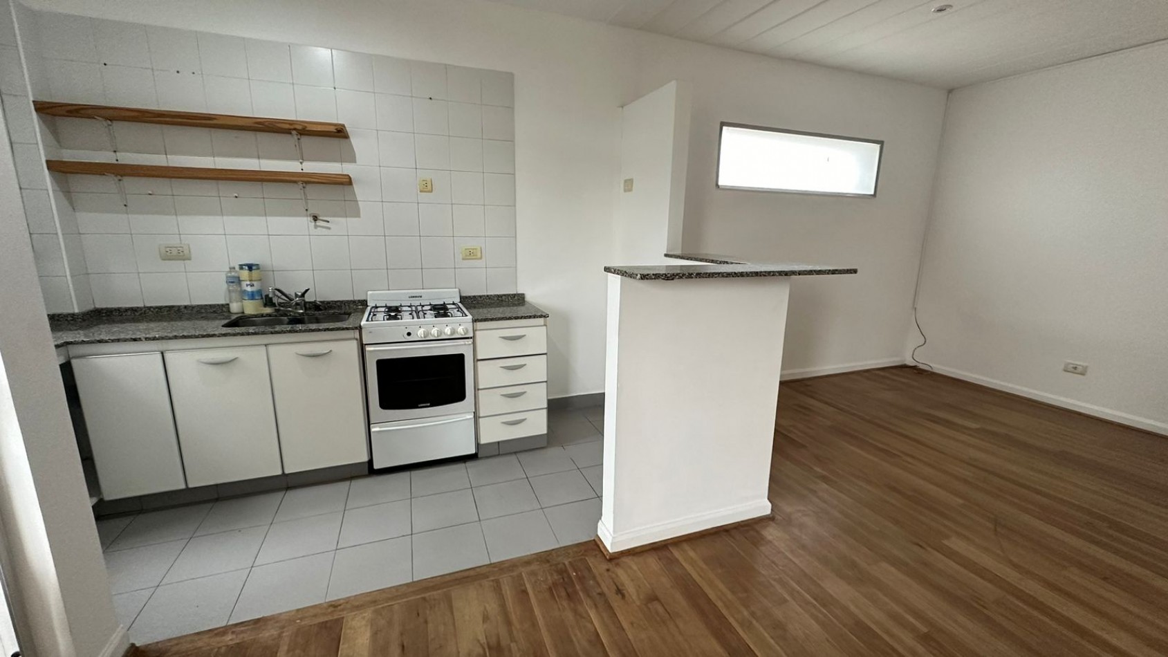 Departamento en Alquiler. Inmejorable ubicacion. Con balcon y cochera