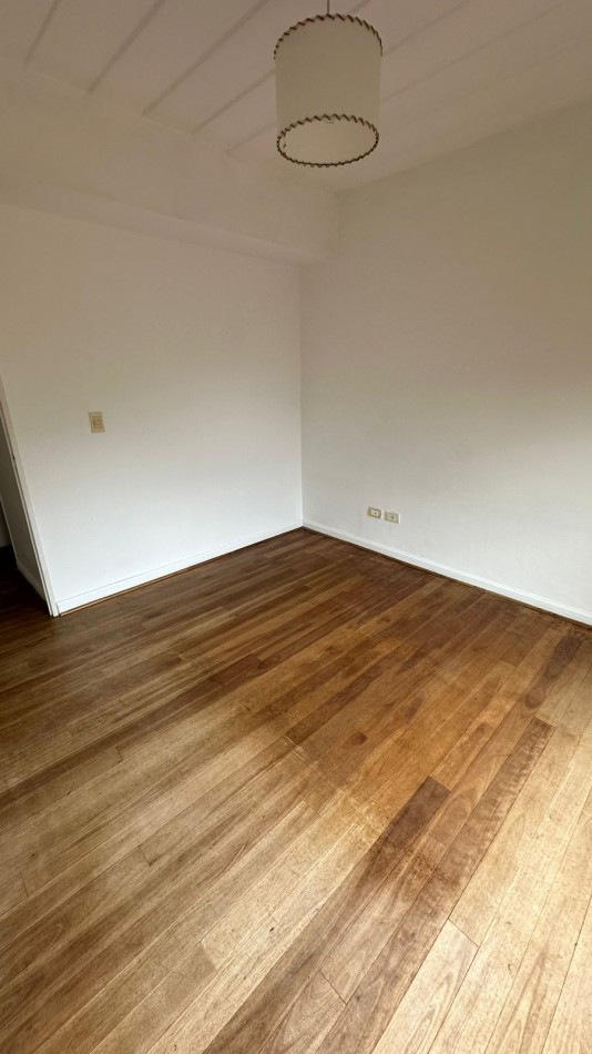 Departamento en Alquiler. Inmejorable ubicacion. Con balcon y cochera