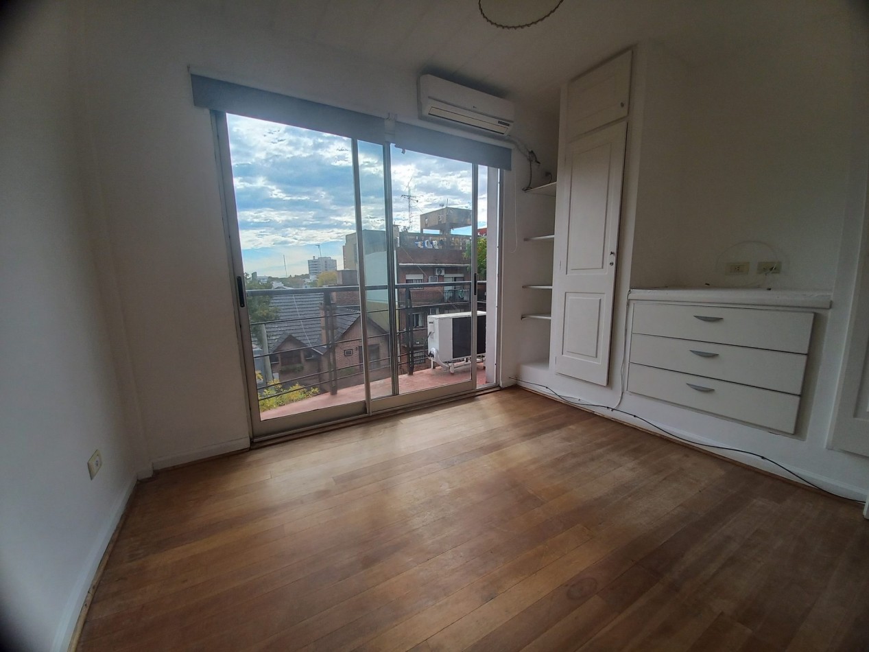 Departamento en Alquiler. Inmejorable ubicacion. Con balcon y cochera
