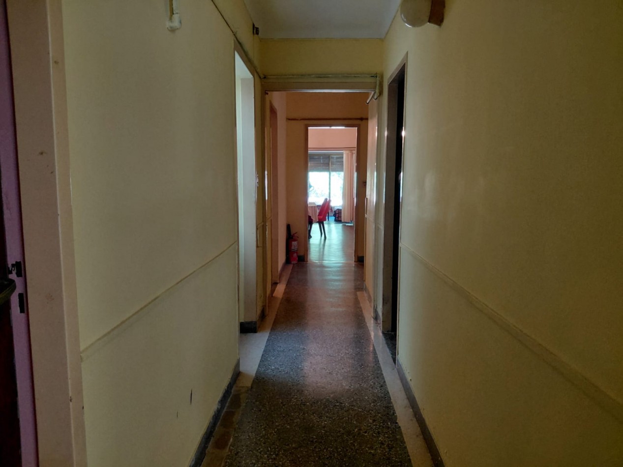 CASA 6 AMB + DEPEND S/GRAN LOTE EN ZONA RESIDENCIAL. INMEJORABLE UBICACION