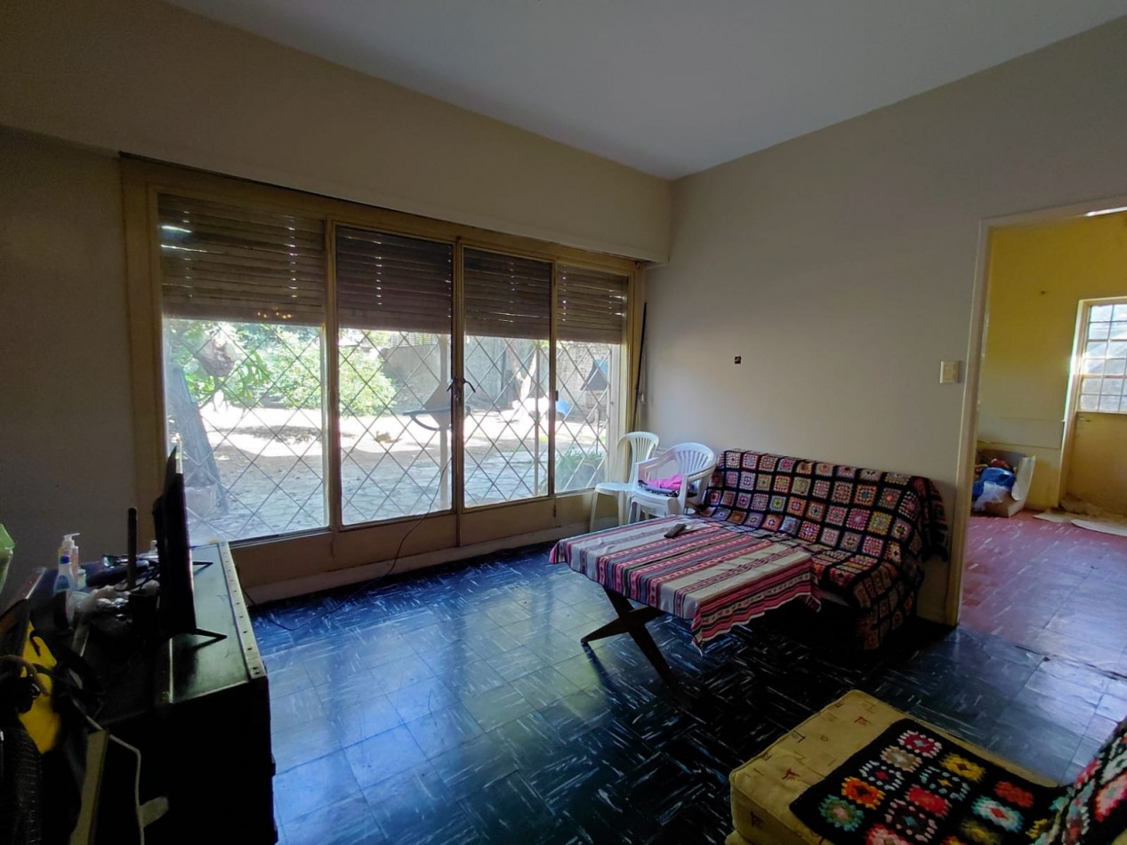 CASA 6 AMB + DEPEND S/GRAN LOTE EN ZONA RESIDENCIAL. INMEJORABLE UBICACION