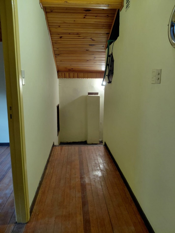 CASA 6 AMB + DEPEND S/GRAN LOTE EN ZONA RESIDENCIAL. INMEJORABLE UBICACION
