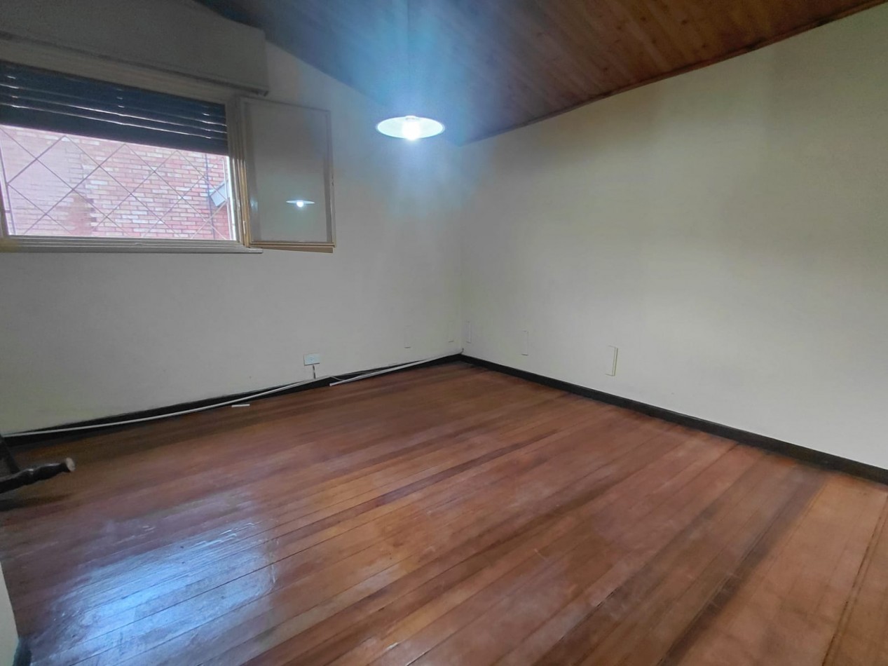 CASA 6 AMB + DEPEND S/GRAN LOTE EN ZONA RESIDENCIAL. INMEJORABLE UBICACION