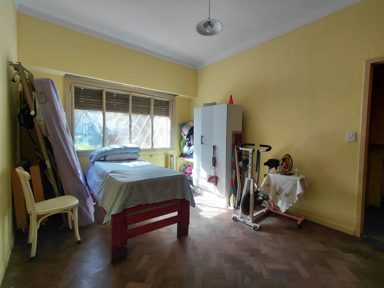 CASA 6 AMB + DEPEND S/GRAN LOTE EN ZONA RESIDENCIAL. INMEJORABLE UBICACION