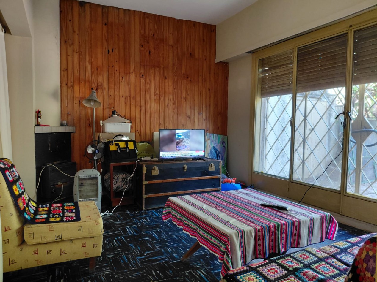 CASA 6 AMB + DEPEND S/GRAN LOTE EN ZONA RESIDENCIAL. INMEJORABLE UBICACION