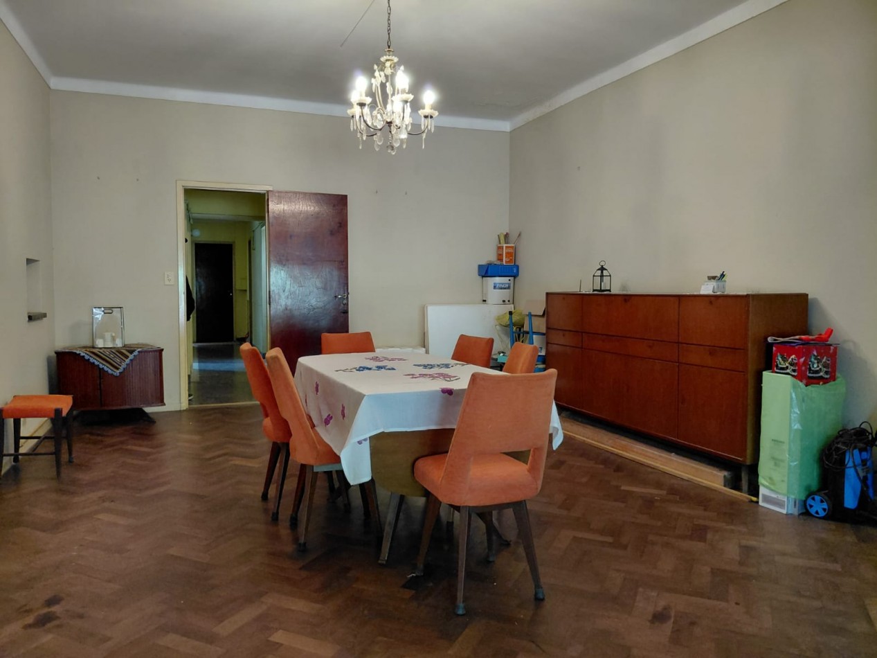 CASA 6 AMB + DEPEND S/GRAN LOTE EN ZONA RESIDENCIAL. INMEJORABLE UBICACION