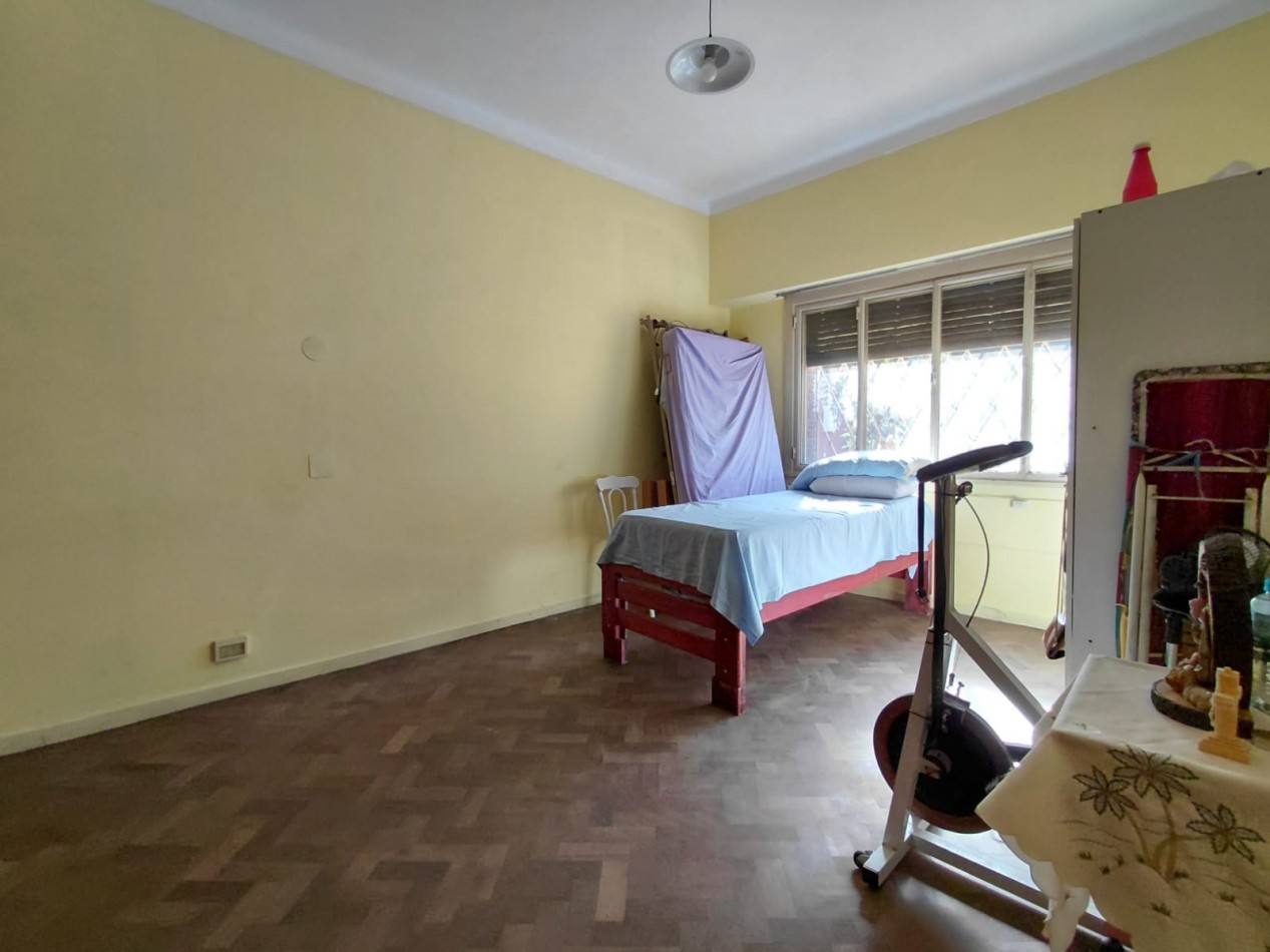 CASA 6 AMB + DEPEND S/GRAN LOTE EN ZONA RESIDENCIAL. INMEJORABLE UBICACION