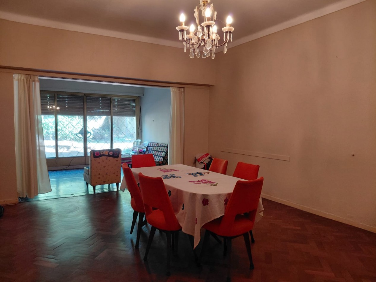 CASA 6 AMB + DEPEND S/GRAN LOTE EN ZONA RESIDENCIAL. INMEJORABLE UBICACION