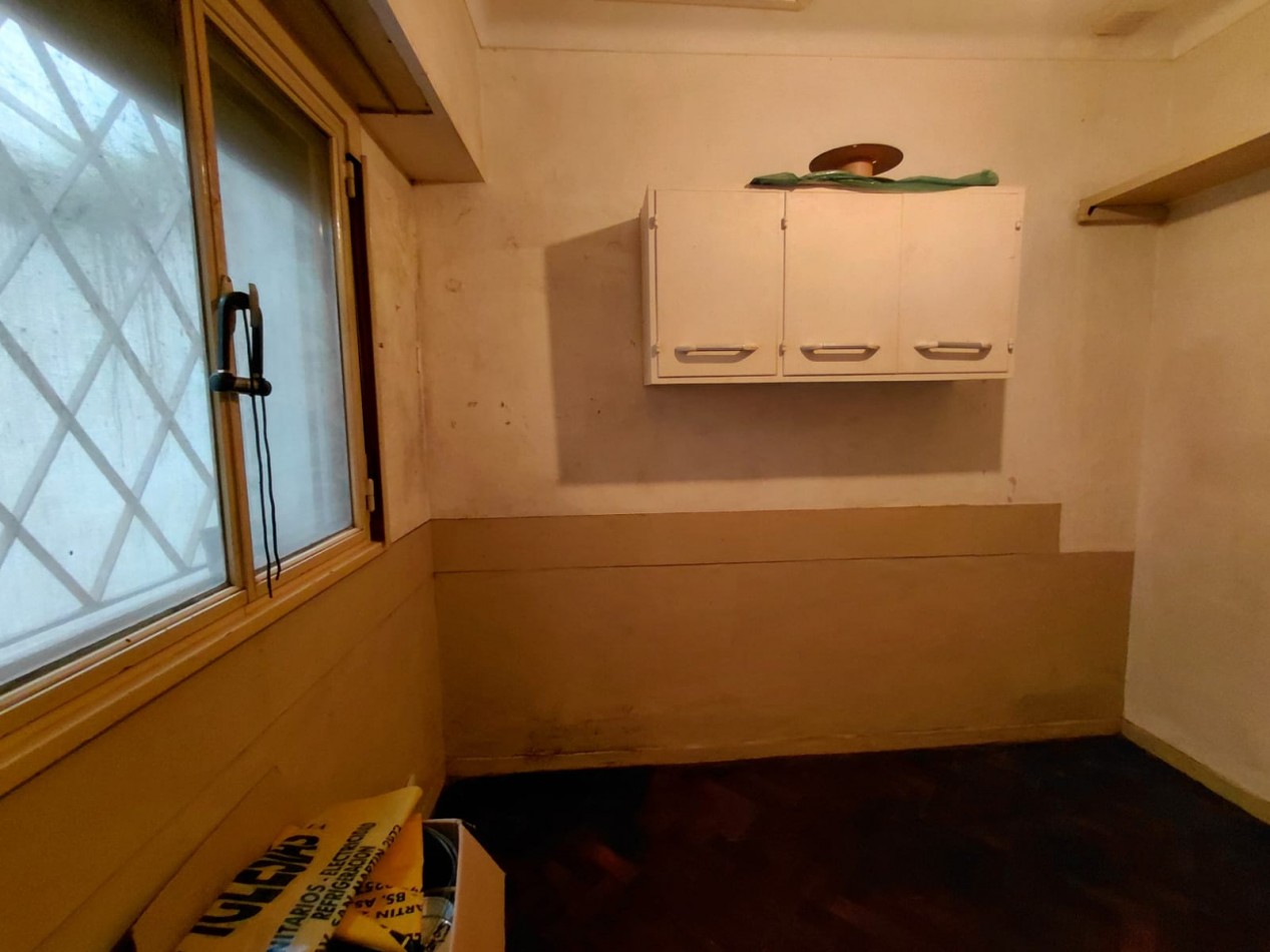 CASA 6 AMB + DEPEND S/GRAN LOTE EN ZONA RESIDENCIAL. INMEJORABLE UBICACION