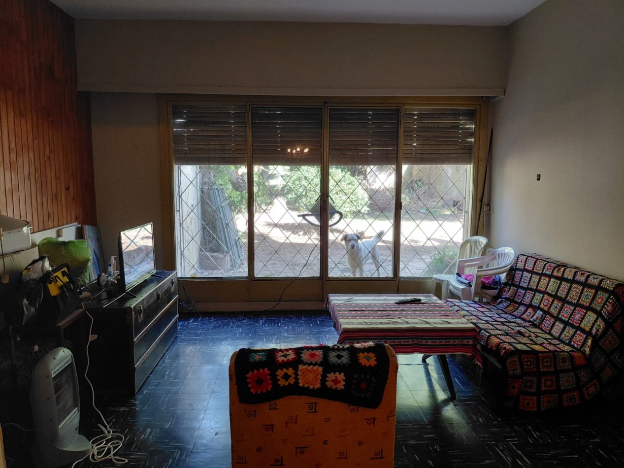 CASA 6 AMB + DEPEND S/GRAN LOTE EN ZONA RESIDENCIAL. INMEJORABLE UBICACION