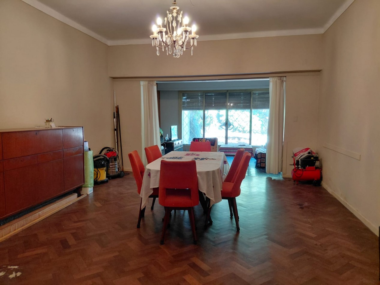 CASA 6 AMB + DEPEND S/GRAN LOTE EN ZONA RESIDENCIAL. INMEJORABLE UBICACION