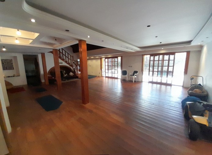 Chalet 7 amb con jardin, piscina y cochera pasante. Zona residencial.