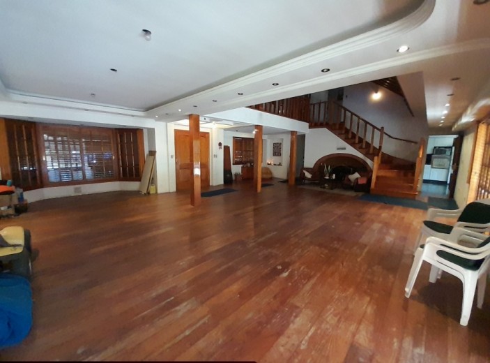 Chalet 7 amb con jardin, piscina y cochera pasante. Zona residencial.