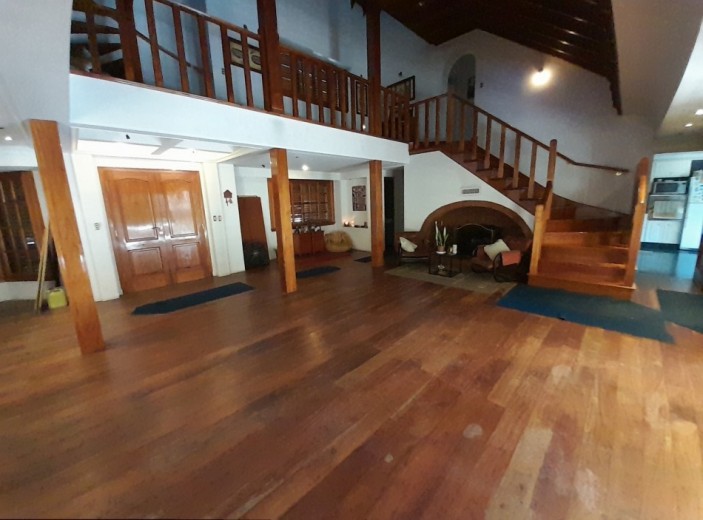 Chalet 7 amb con jardin, piscina y cochera pasante. Zona residencial.