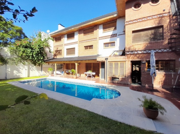 Chalet 7 amb con jardin, piscina y cochera pasante. Zona residencial.