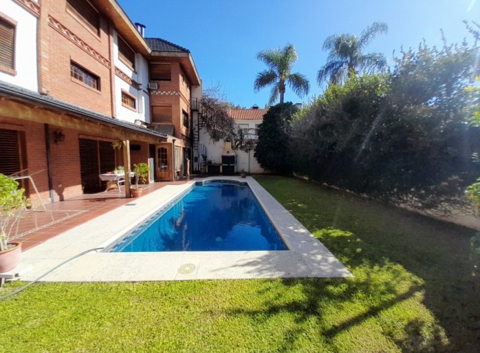 Chalet 7 amb con jardin, piscina y cochera pasante. Zona residencial.