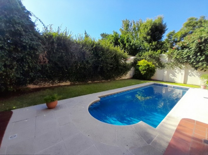 Chalet 7 amb con jardin, piscina y cochera pasante. Zona residencial.