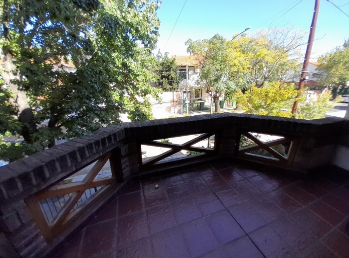 Chalet 7 amb con jardin, piscina y cochera pasante. Zona residencial.