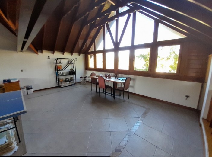 Chalet 7 amb con jardin, piscina y cochera pasante. Zona residencial.