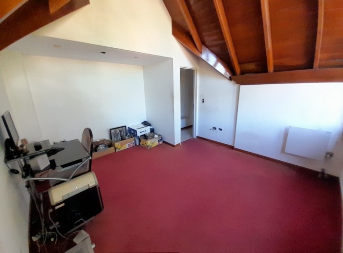 Chalet 7 amb con jardin, piscina y cochera pasante. Zona residencial.
