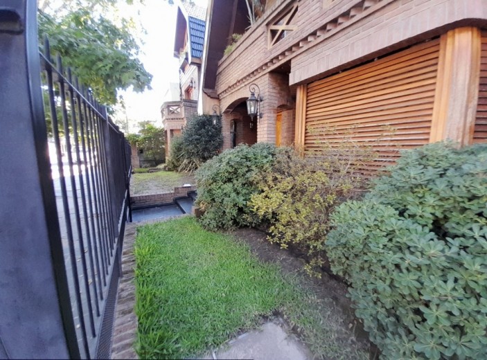Chalet 7 amb con jardin, piscina y cochera pasante. Zona residencial.