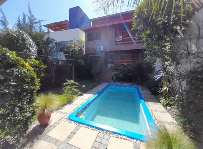 Chalet 7 amb en 3 plantas s/lote de 258m2. Impecable estado.