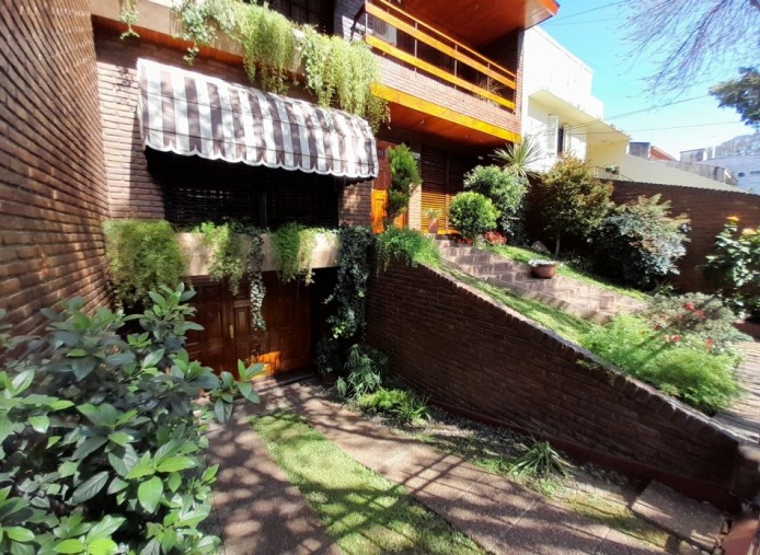 Chalet 7 amb en 3 plantas s/lote de 258m2. Impecable estado.