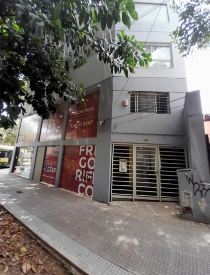 EXCELENTE DPTO 3/4 AMBIENTES CON COCHERA. PATIO/TERRAZA, ZONA COMERCIAL Y ESTACION!!!