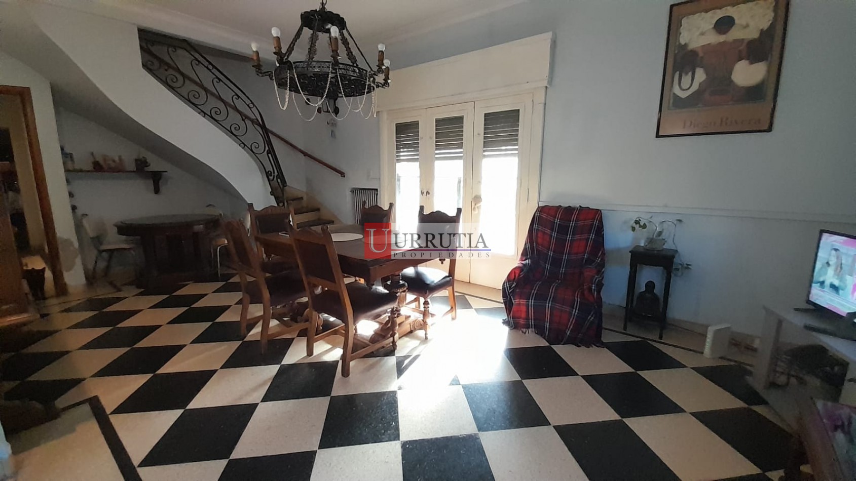 TERRENO DE 348M2 CON CHALET 6 AMB EN 2 PLANTAS. EXCELENTE UBICACION.