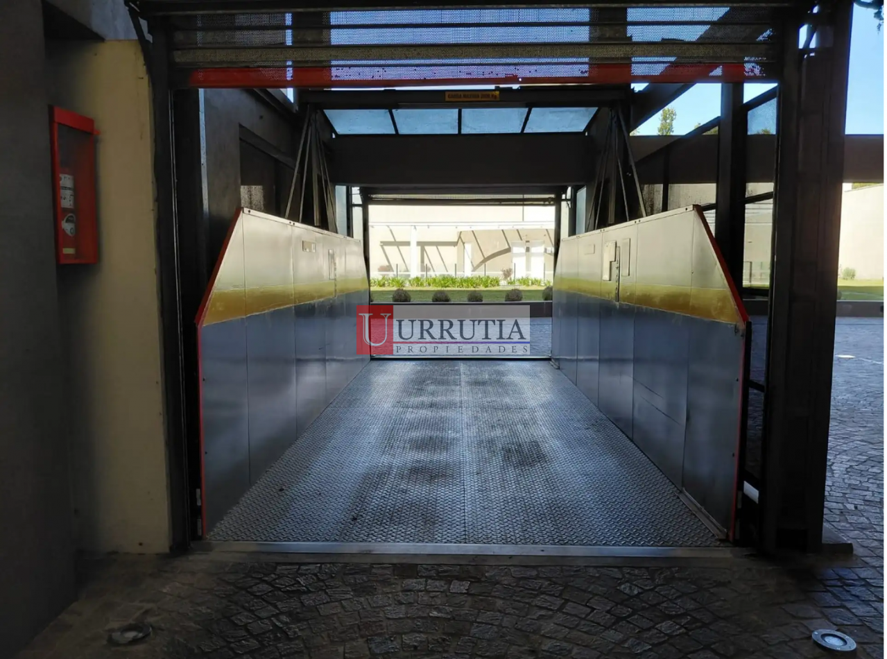 COCHERA CUBIERTA EN ZONA COMERCIAL DE FLORIDA!!