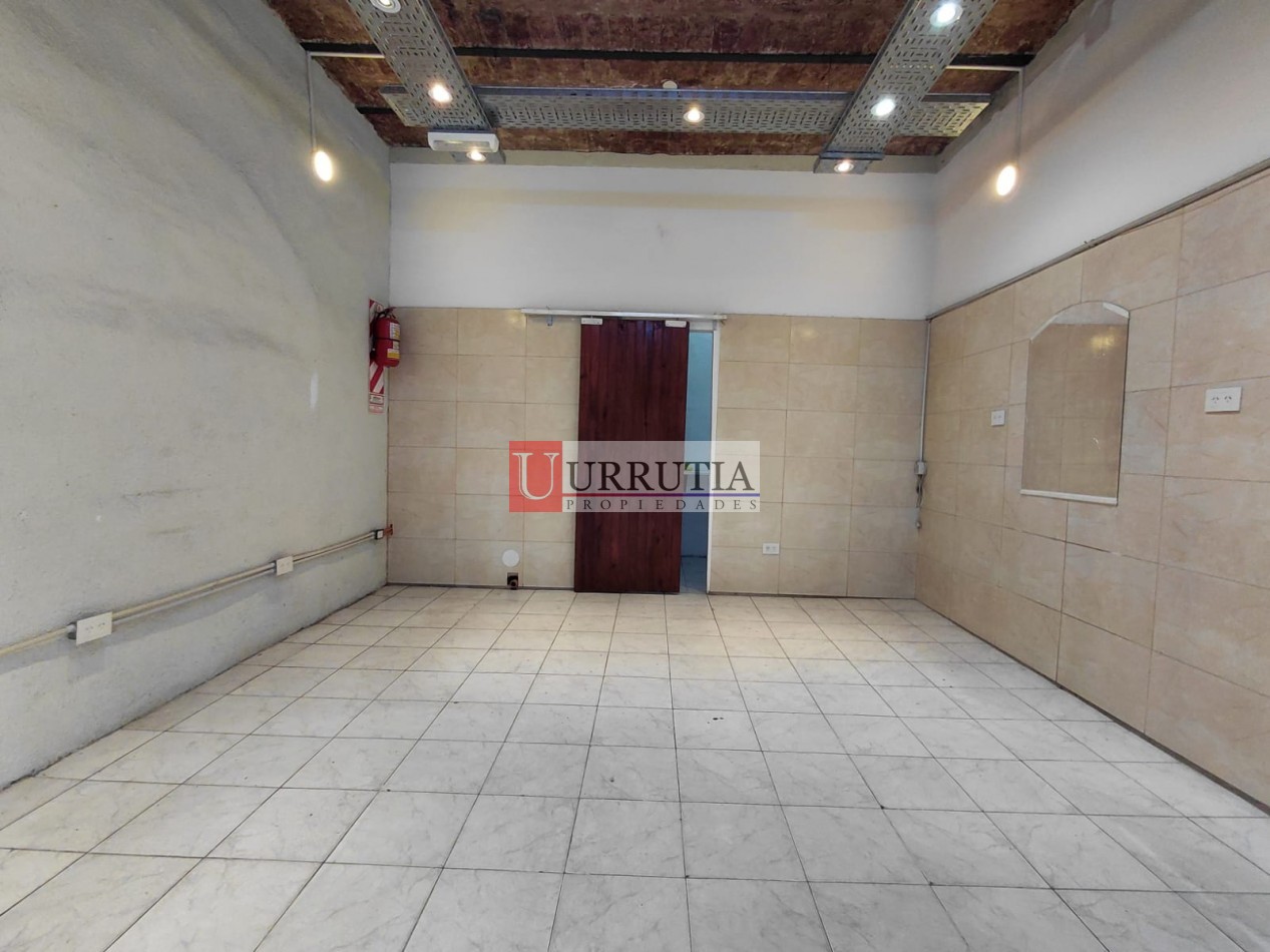 LOCAL COMERCIAL APTO VARIOS RUBROS. EXCELENTE UBICACION.
