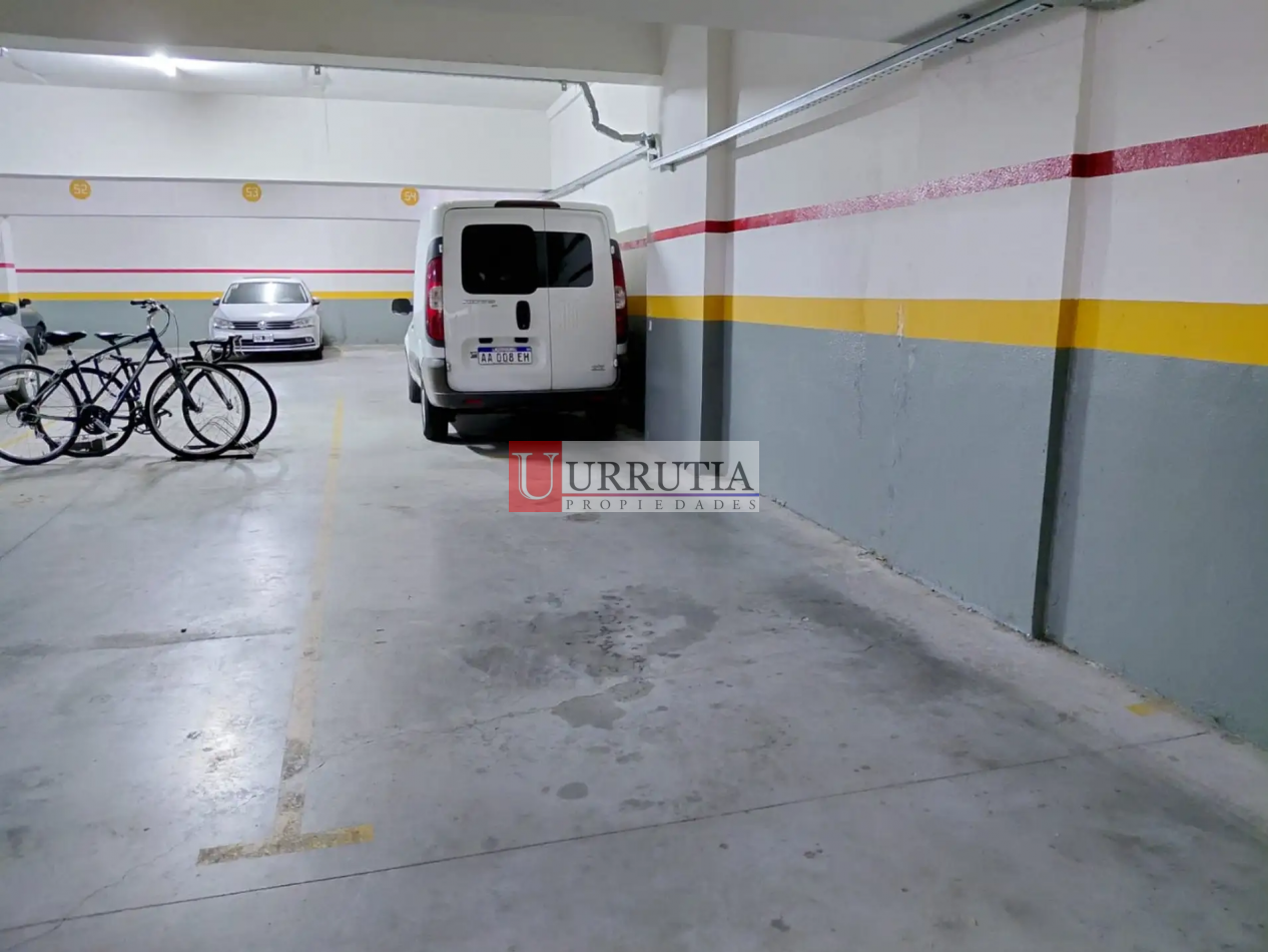 COCHERA CUBIERTA EN ZONA COMERCIAL DE FLORIDA!!
