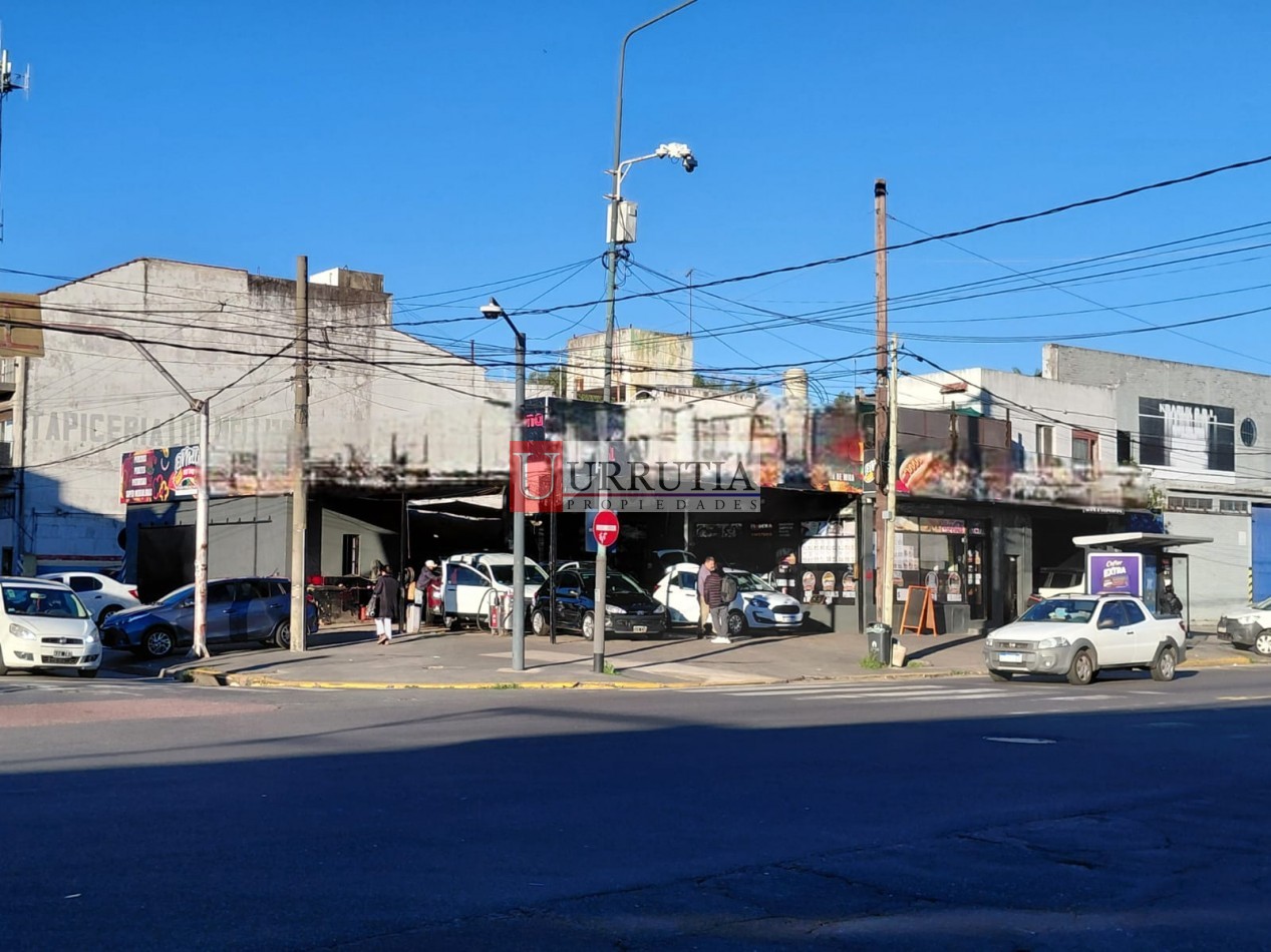 VENTA EN BLOCK. 2 locales comerciales + depto/oficina 3 amb.