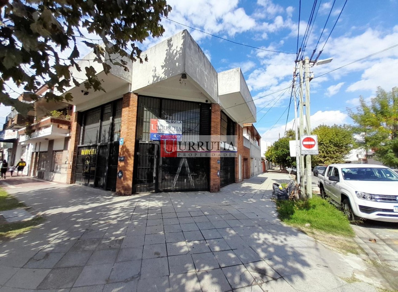 Oficina/Local en esquina 2 plantas + espacio aereo. POSIBILIDADES DE AMPLIACION!