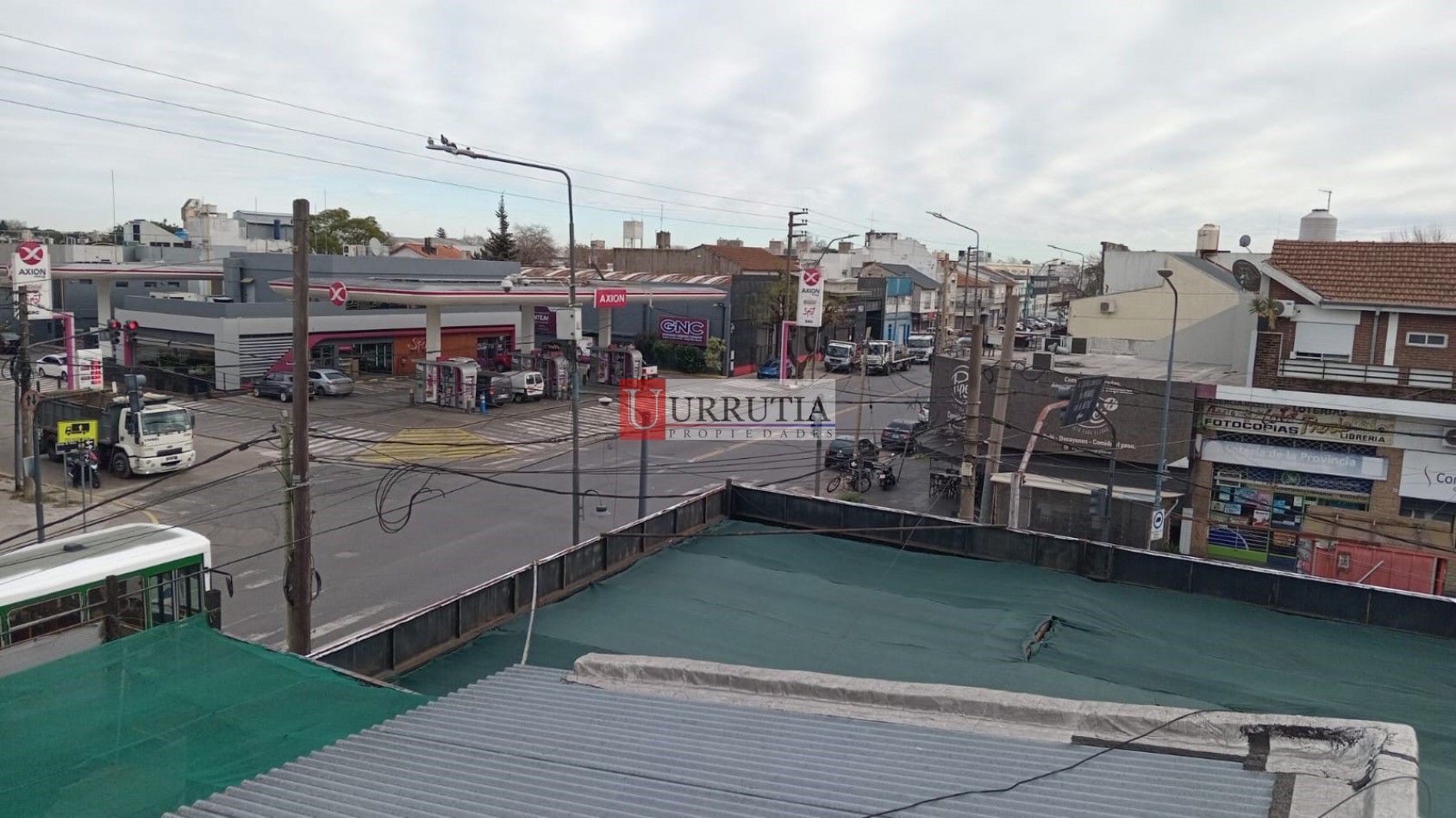 VENTA EN BLOCK. 2 locales comerciales + depto/oficina 3 amb.