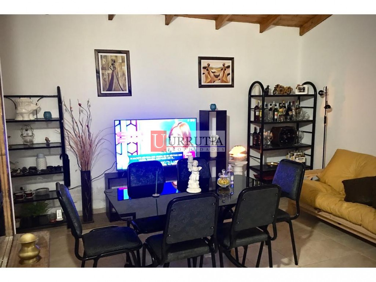 DUPLEX DE 3 AMB CON PATIO Y COCHERA. IMPECABLE ESTADO.